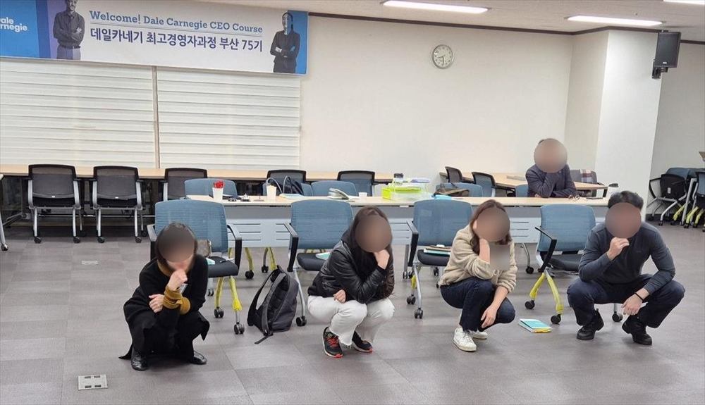 데일카네기 최고경영자과정 부산 75기 환영 현수막이 걸린 강의장
