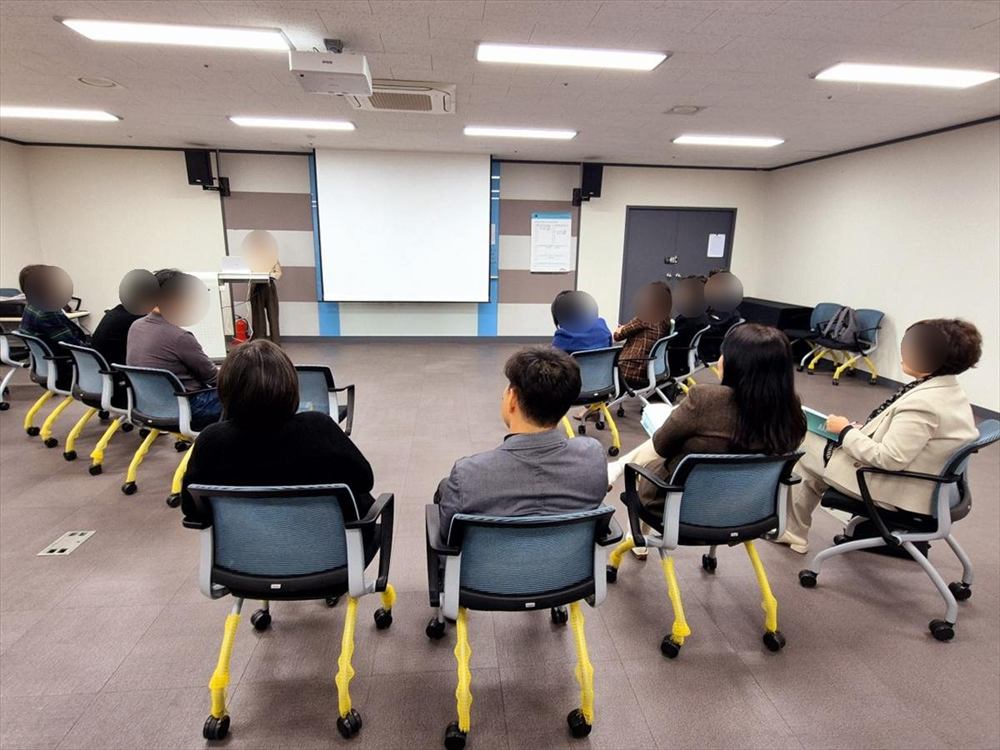 강의장에 둘러앉아 발표를 경청하는 수강생들